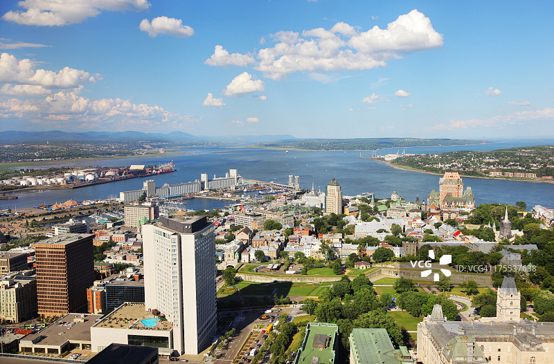 魁北克市和圣劳伦斯河的航拍景色图片素材