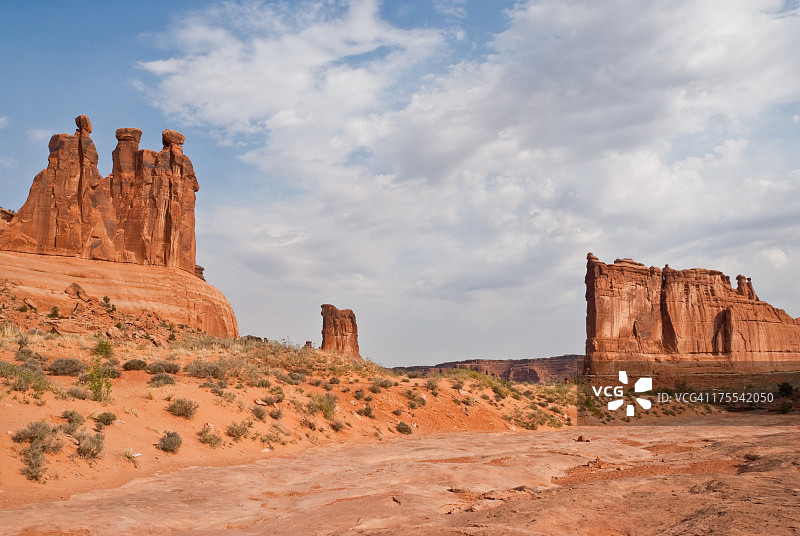 三个爱嚼舌根的人，绵羊岩和法院大厦塔图片素材