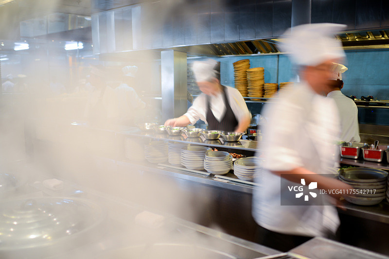 厨房里忙碌的厨师图片素材