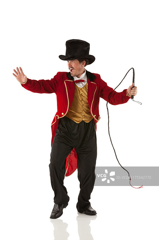 马戏团主管挥鞭表演图片素材