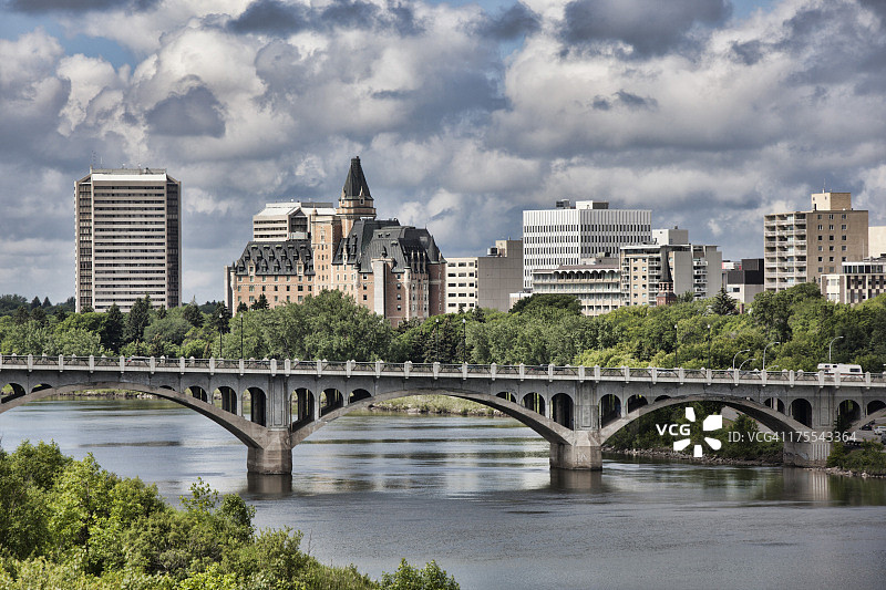 萨斯卡通天际线与大学桥的广阔视野图片素材