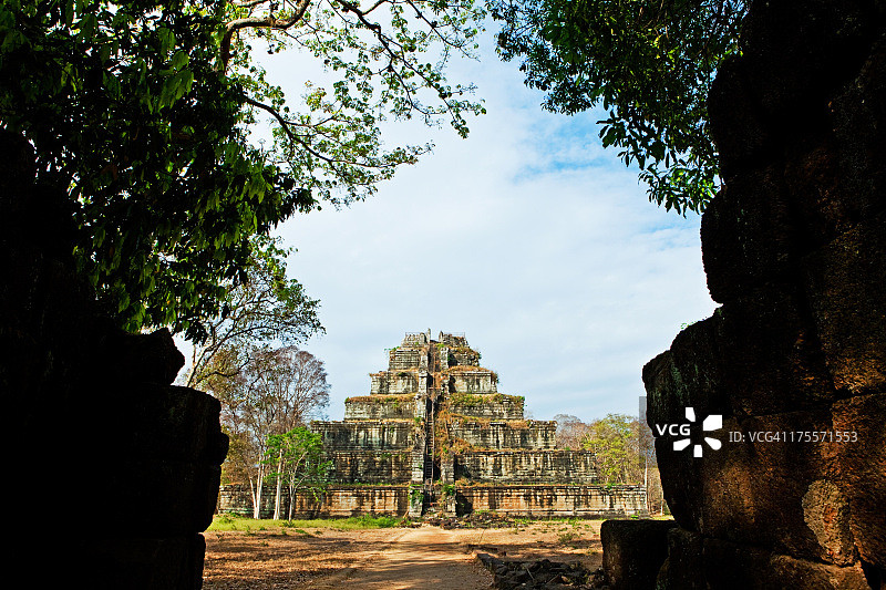 柬埔寨科科岛的Prasat Thom金字塔寺庙图片素材