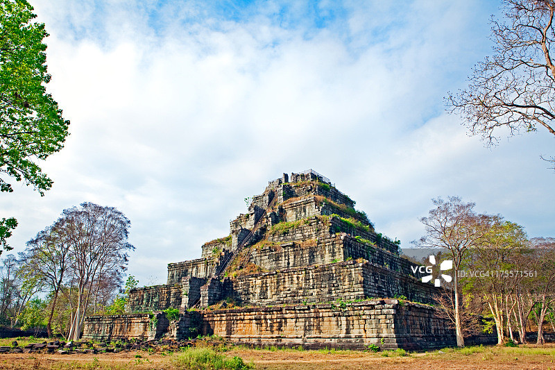 柬埔寨科科岛的Prasat Thom金字塔寺庙图片素材