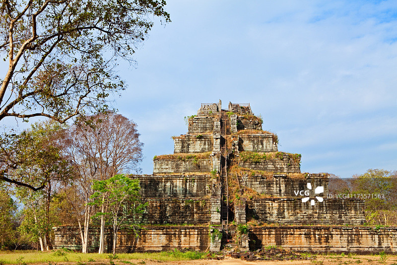 柬埔寨科科岛的Prasat Thom金字塔寺庙图片素材