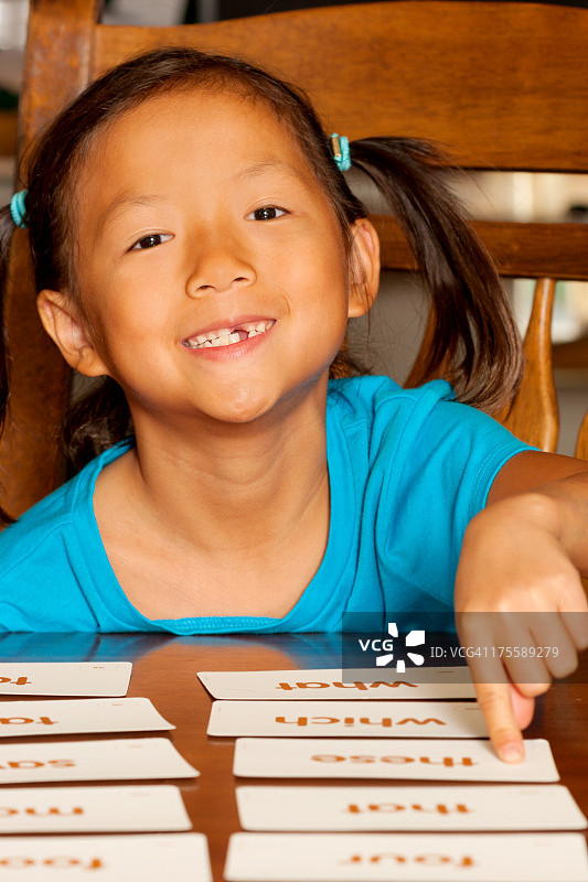 学生在辅导课上选择视觉词汇图片素材