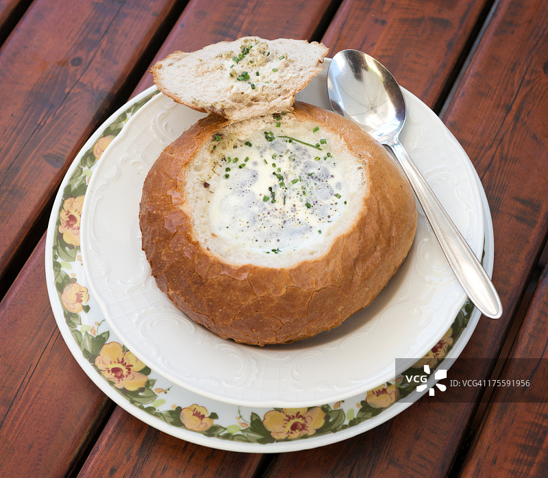 面包卷里的汤图片素材