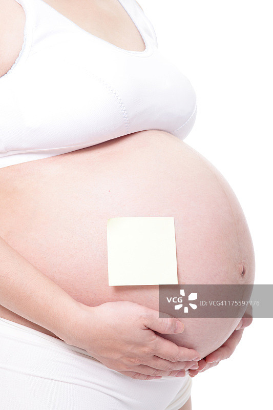 孕妇在肚子上放着便签纸图片素材