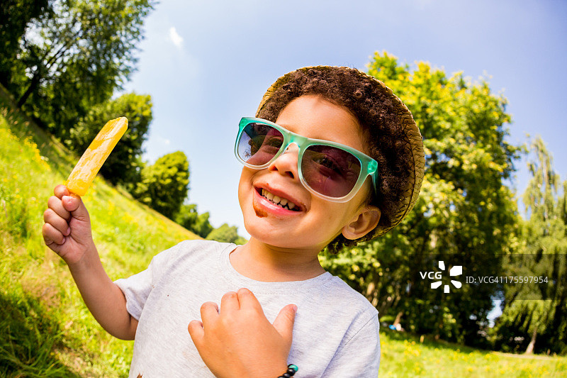 孩子吃冰棒的有趣鱼眼肖像图片素材