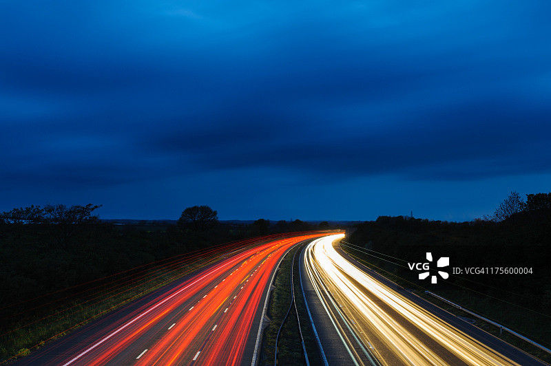 黄昏时分的高速公路图片素材