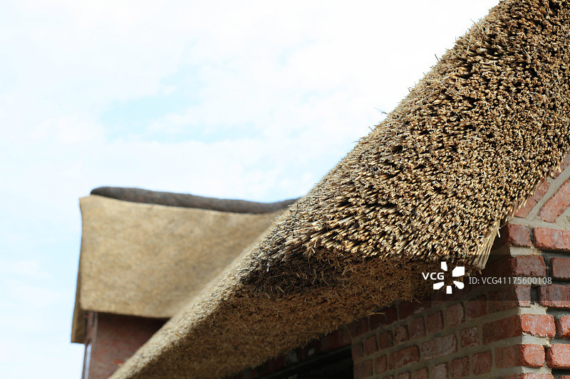 新做的茅草屋顶图片素材