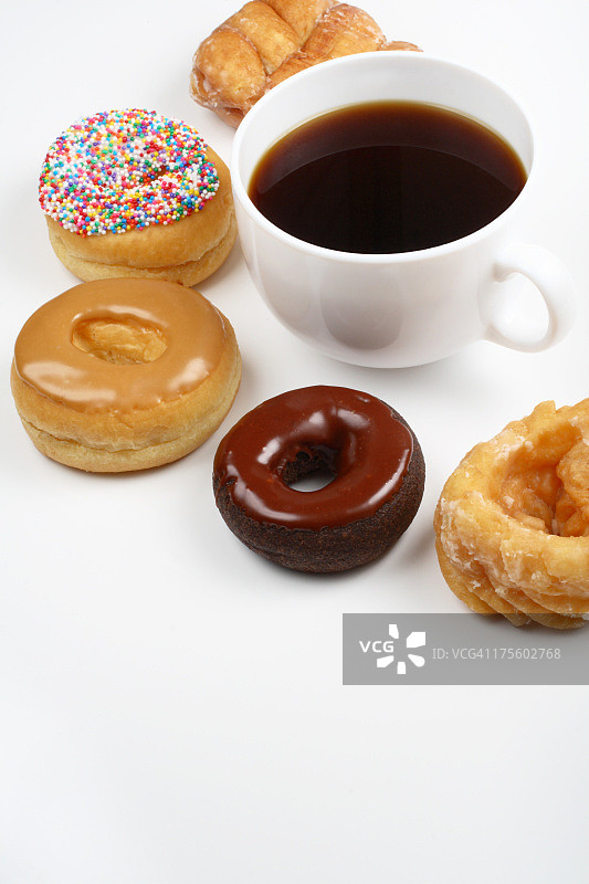 带甜甜圈的白色咖啡杯图片素材