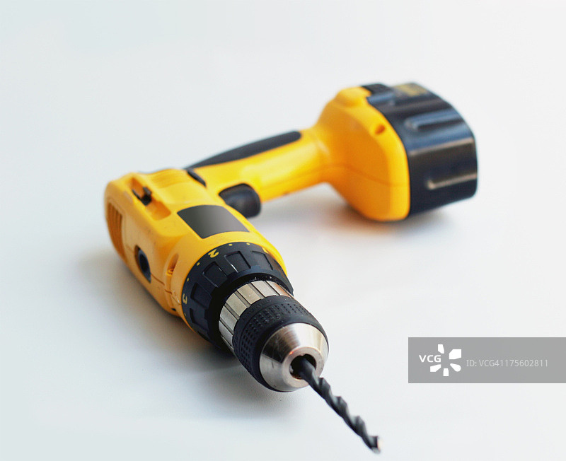 白色背景上的黄色无线电钻图片素材