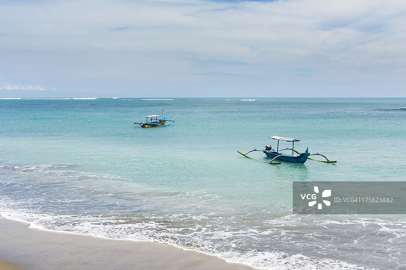 库塔海滩渔船图片素材