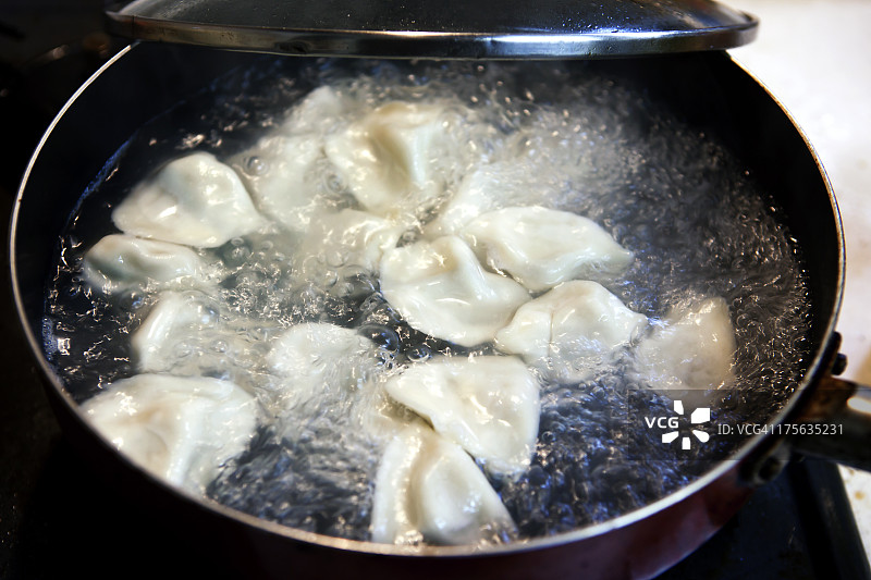水煮中国饺子图片素材
