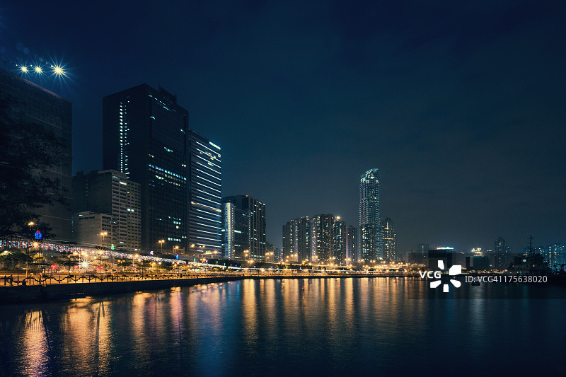 荃湾灯火辉煌的城市夜景图片素材