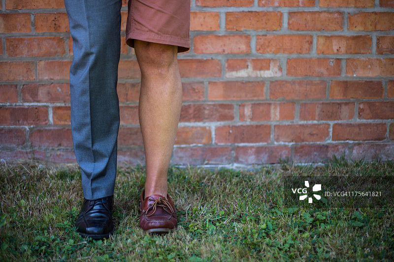 穿着正式与休闲的男人双腿图片素材