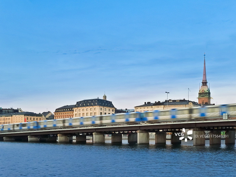 斯德哥尔摩天际线（黄昏时分，桥上有火车）图片素材
