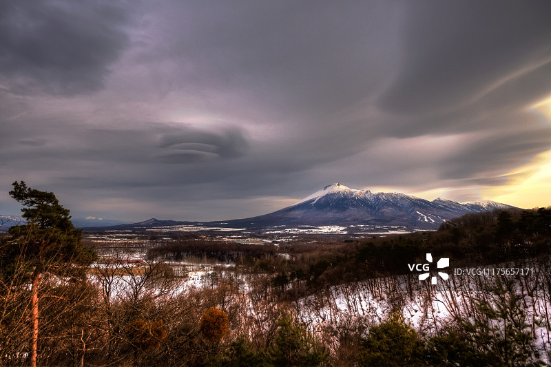 岩手山附近的荚状云图片素材