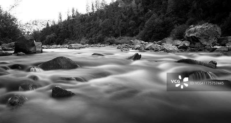 奔腾的河流图片素材