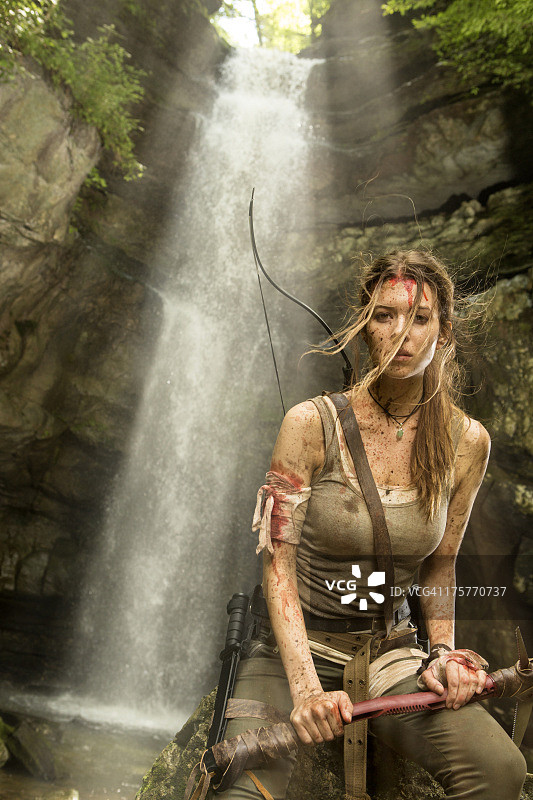 在丛林中用镐狩猎的女英雄图片素材