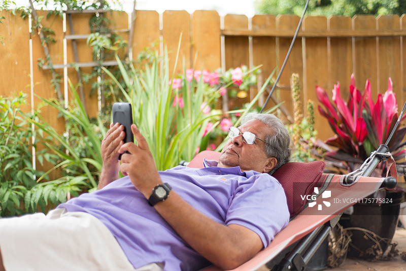 使用电子阅读器的老年人图片素材