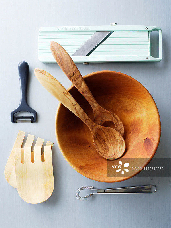 木制沙拉碗和厨房用具图片素材