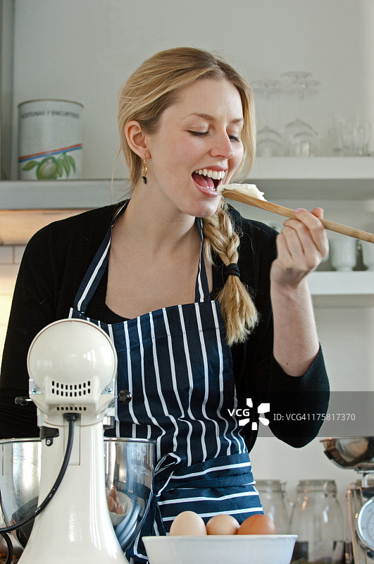 女人品尝面团图片素材