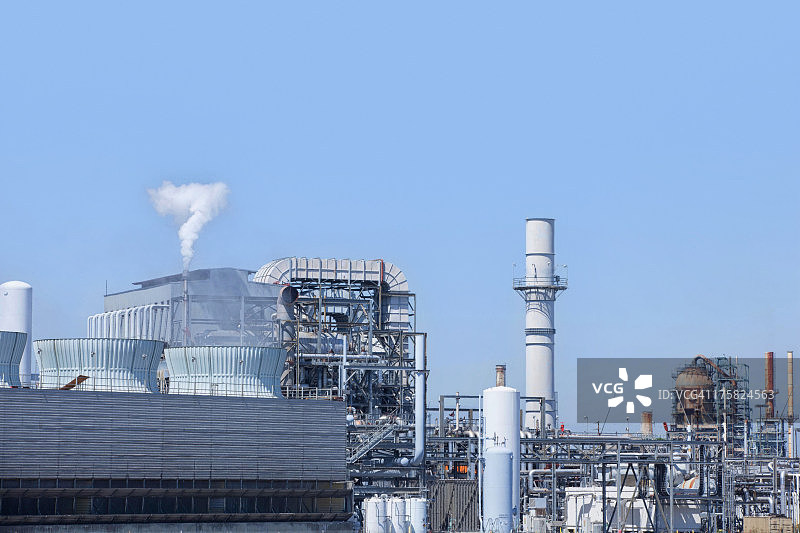 美国加利福尼亚州洛杉矶港，炼油厂烟囱冒出的烟雾图片素材