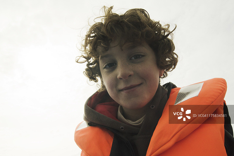 微笑的男孩穿着救生衣图片素材