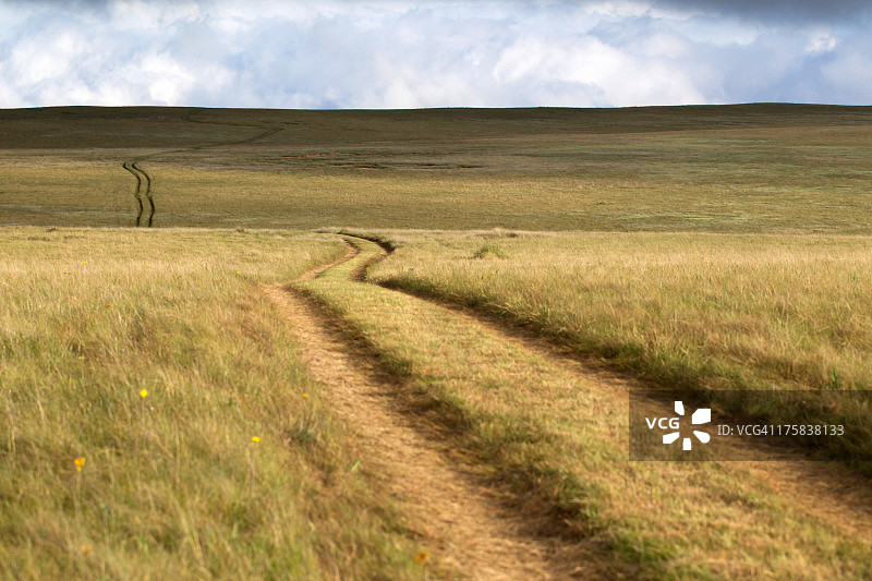 金门高地国家公园的蜿蜒小路，南非自由邦省图片素材