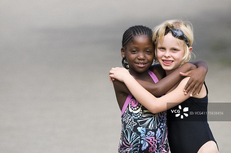 两个不同种族的女孩在纳米比亚温得和克互相搂着肩膀图片素材