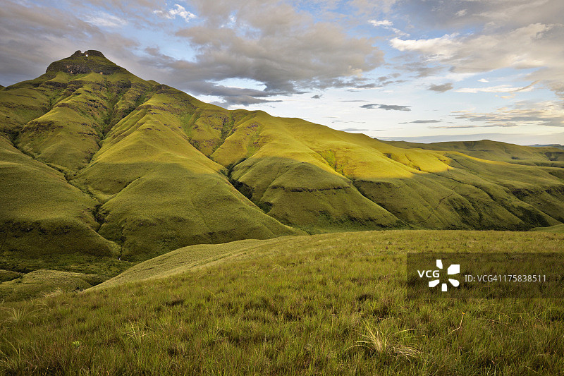 南非德拉肯斯堡山峰的黎明图片素材