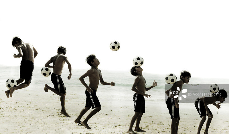 海滩上拿着球的男孩图片素材