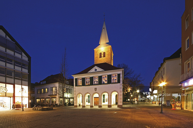 德国北莱茵-威斯特法伦州多尔斯滕，集市广场和老市政厅景观图片素材