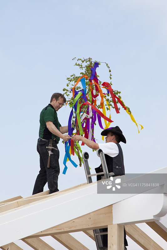 欧洲，德国莱茵兰-普法尔茨州，庆祝竣工仪式的男人们图片素材