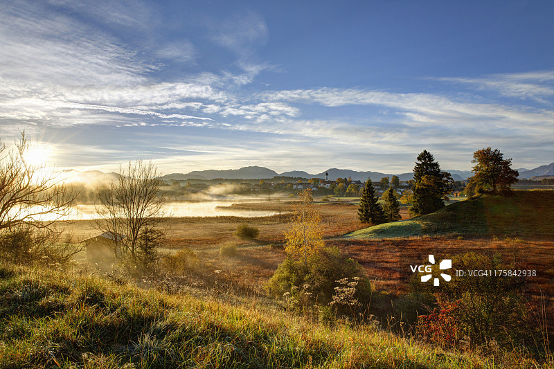 德国巴伐利亚州奥斯特森湖日出景色图片素材