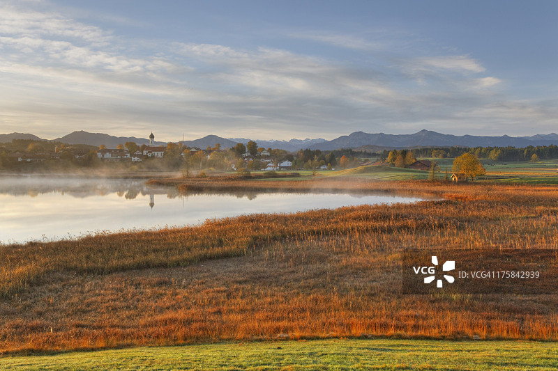 德国巴伐利亚州奥斯特森湖日出景色图片素材