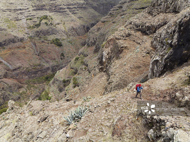 欧洲，西班牙，在瓦列格兰雷远足的中年妇女图片素材