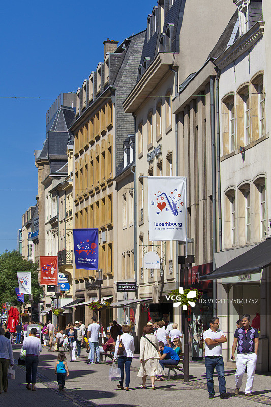 卢森堡购物街上的行人图片素材