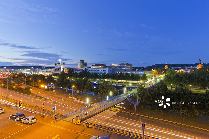 德国萨尔州高速公路和城市景观图片素材