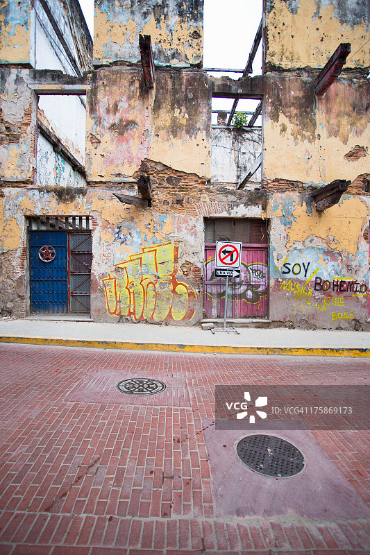 夜晚老城区的涂鸦建筑图片素材