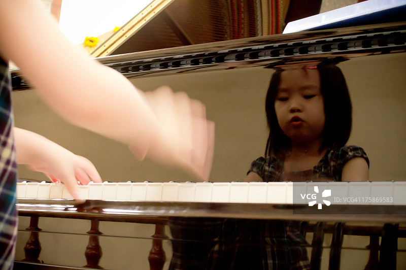 小女孩弹钢琴图片素材