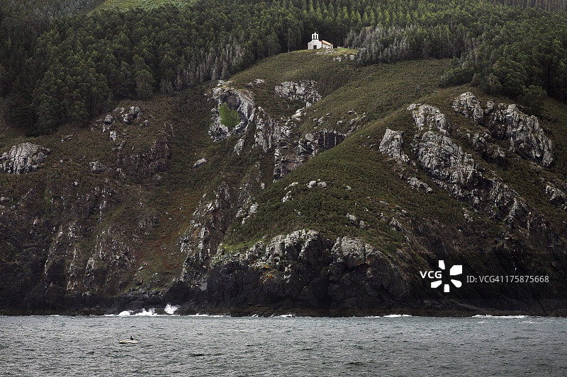 西班牙加利西亚悬崖边的白色教堂图片素材