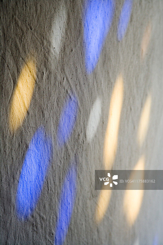 墙上的彩色玻璃反射图片素材