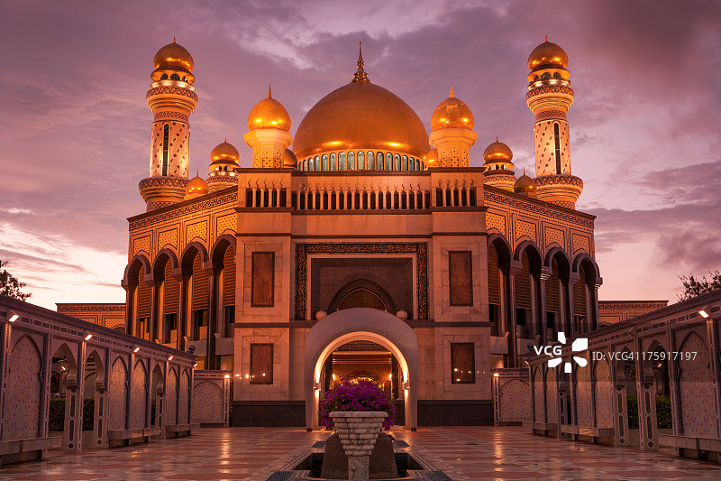 日落时分的哈桑·博尔基亚清真寺图片素材