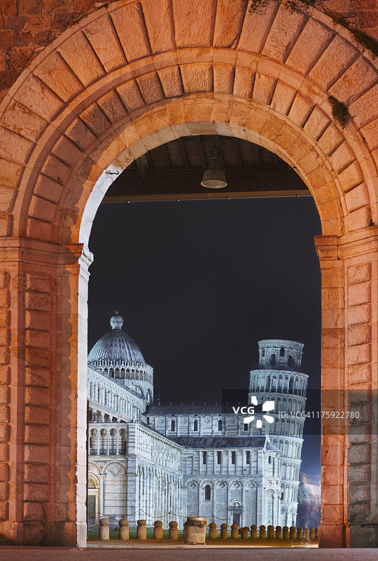 意大利地标，夜晚的比萨奇迹广场图片素材