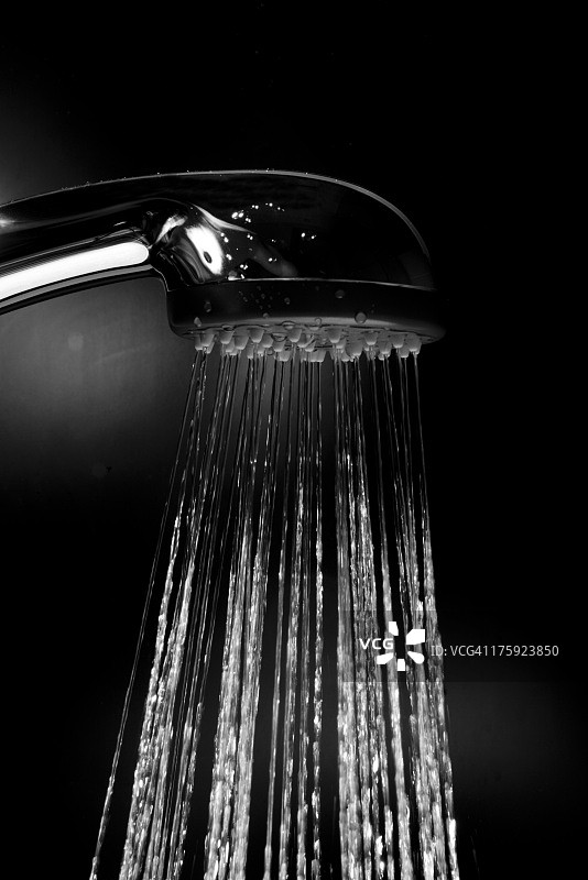 从淋浴喷头落下的水图片素材