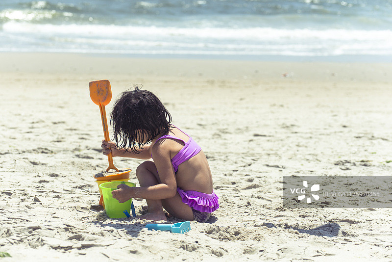 女孩在海滩玩耍图片素材