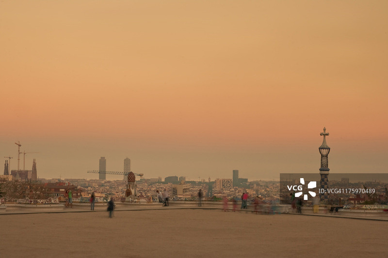 巴塞罗那天际线下，日落时的奎尔公园图片素材