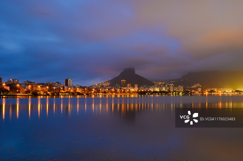 罗德里戈·德·弗雷塔斯湖夜景图片素材